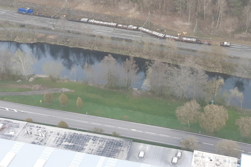 Luftaufnahme: Mehrere Waggons des Zuges sind entgleist.