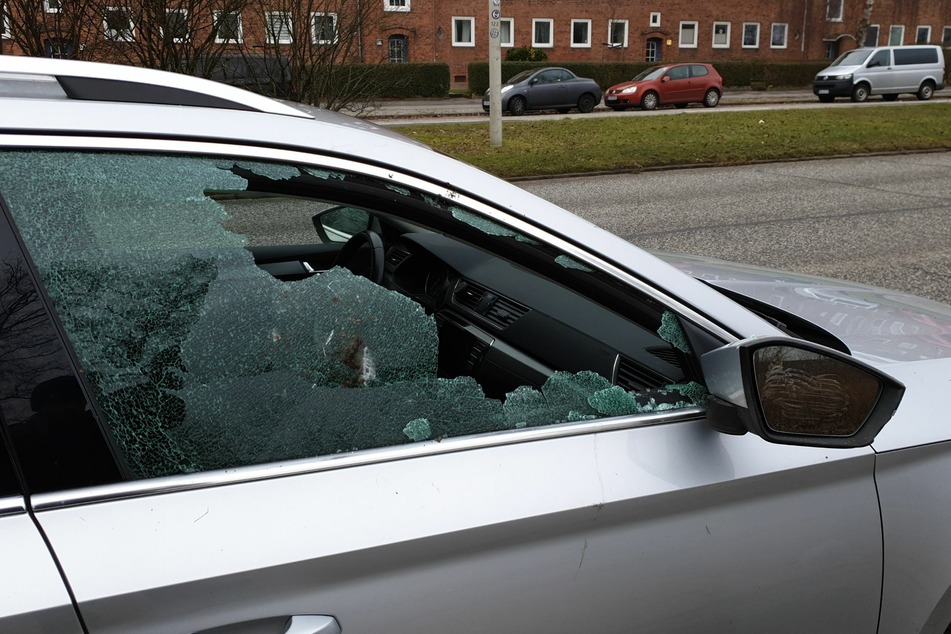 Die Seitenscheiben des Autos wurde zerstört.