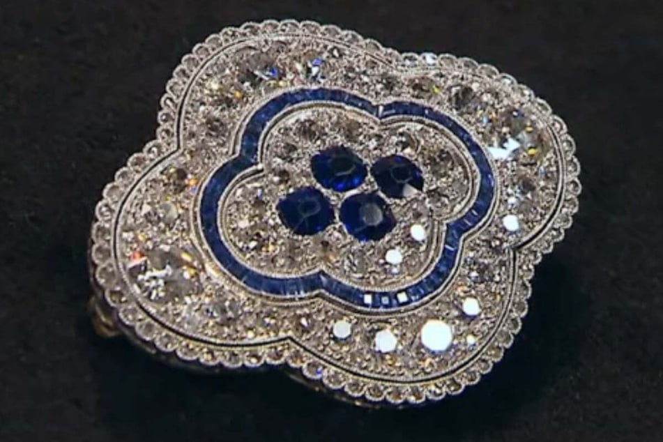 Das Schmuckstück besticht durch unzählige Steine: Es handelt sich dabei um dunkelblaue Saphire und weiße Diamanten.