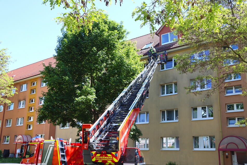 Die Feuerwehr war mit einer Drehleiter ausgerückt.