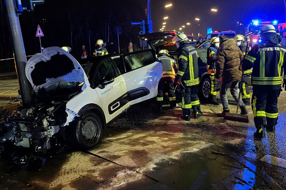 Schwerer Crash mit mehreren Verletzten: Carsharing-Fahrer flüchtet