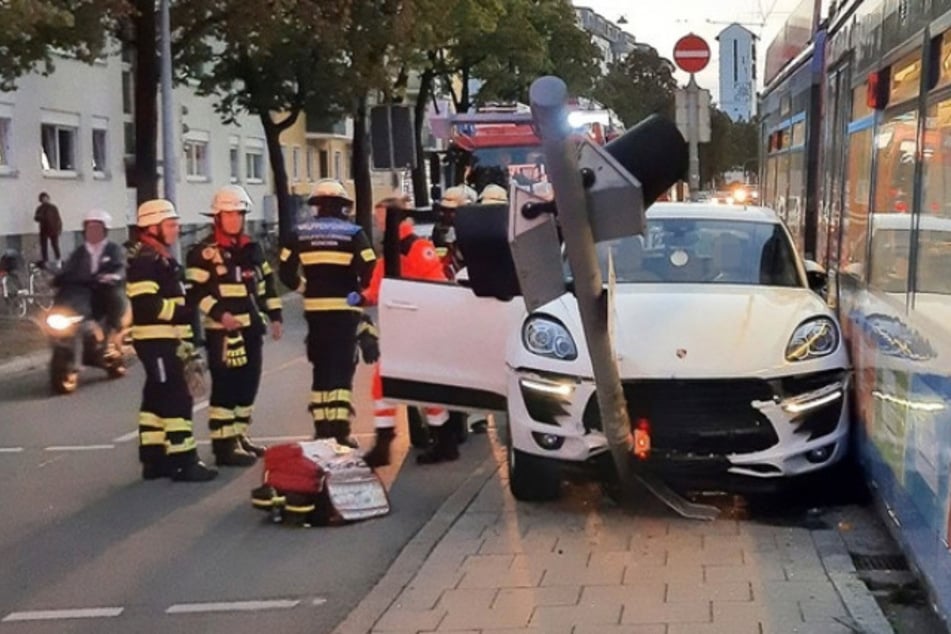 München: Tram kracht in Porsche: Senior muss aus seinem Wagen befreit werden