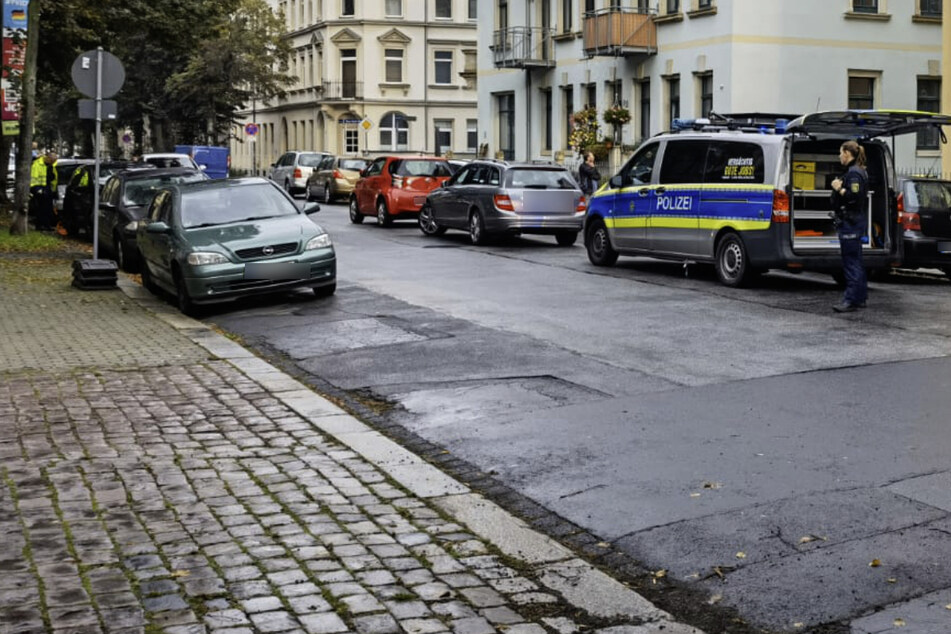 Der Verkehrsunfalldienst ist derzeit vor Ort und ermittelt zum Unfallhergang.