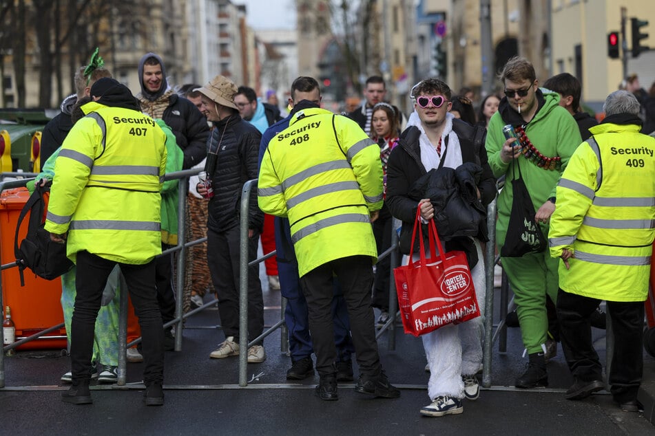 An Weiberfastnacht sollen zwei Sicherheitskräfte eine junge Frau bedrängt haben. (Symbolbild)