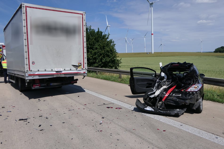 Bei dem Unfall wurde ein Opel-Kleinwagen auf einen Laster geschoben. Der Opel kam schließlich in der Leitplanke zum Stehen.