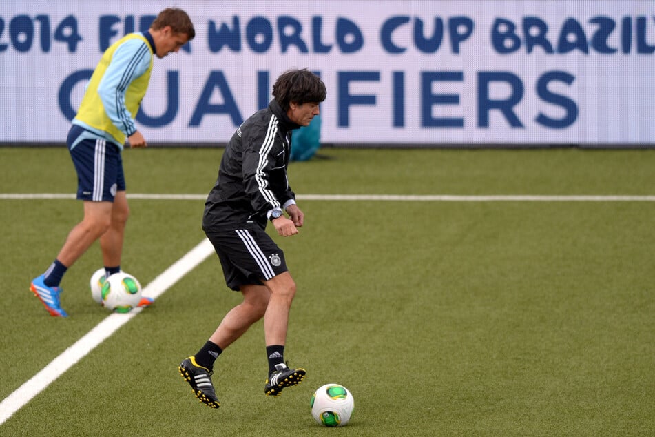 In der Qualifikation für die WM 2014 war Max Kruse (35, h.) noch dabei. Wieso er dann nicht zur Weltmeisterschaft mitfahren durfte, sehen er und Ex-Bundestrainer Jogi Löw (64) unterschiedlich. (Archivbild)