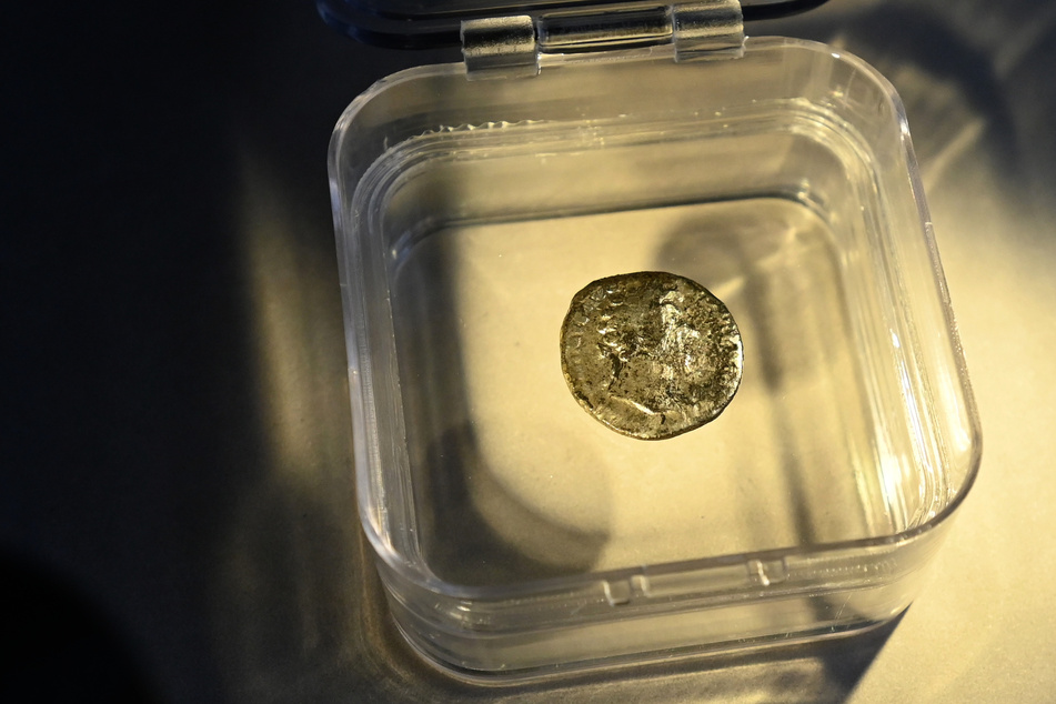 Er fand eine silberne Münze aus der Römerzeit, die rund 1800 Jahre alt ist.