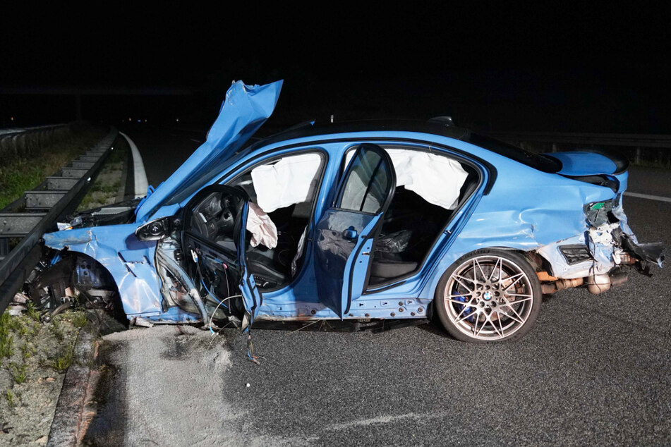 Ein Autofahrer ist bei einem Unfall auf der A93 nahe Maxhütte-Haidhof in Bayern aus einem BMW geschleudert worden und ums Leben gekommen.