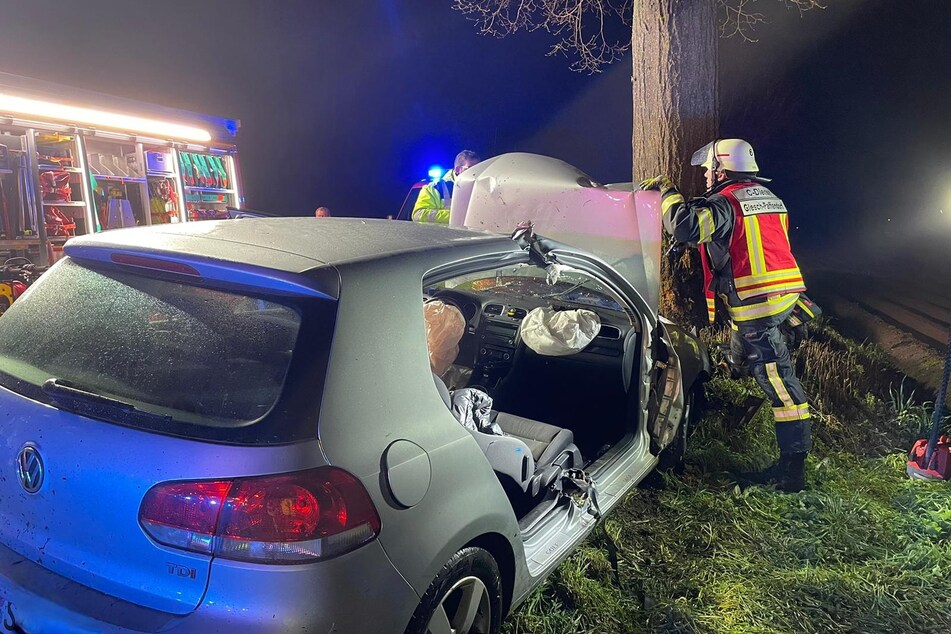 VW kracht frontal gegen Baum: Feuerwehr rückt mit schwerem Gerät zur Rettung aus