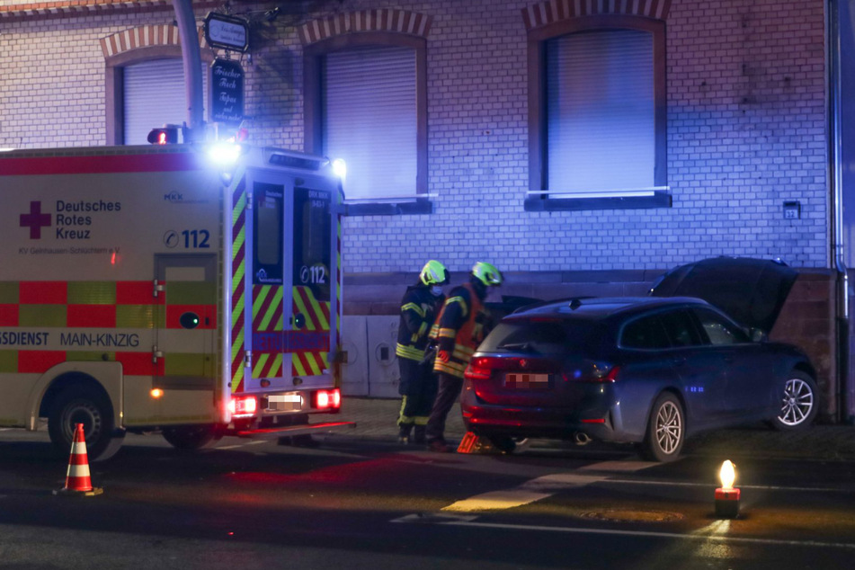 Der BMW-Kombi des alkoholisierten Fahrers knallte nach einer Verfolgungsjagd mit der Polizei in eine Hauswand.
