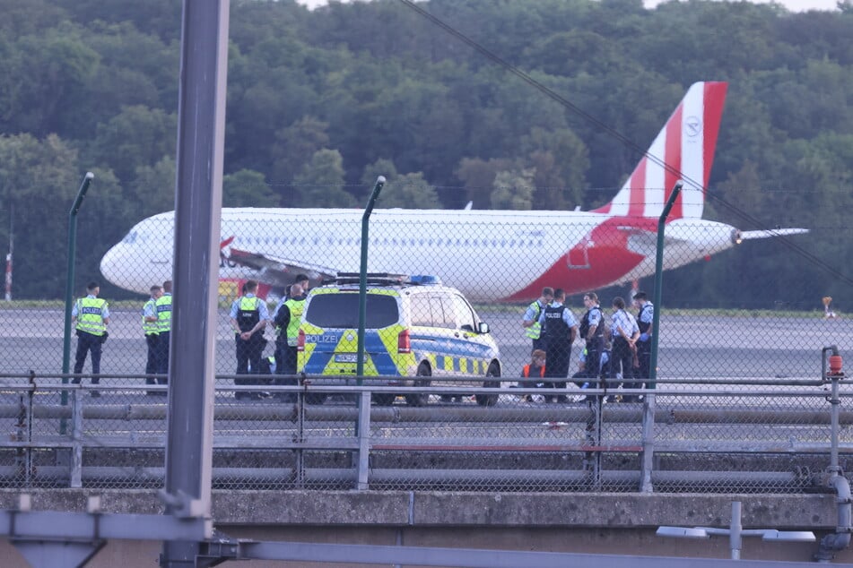Im Juli 2023 klebten sich Aktivisten der "Letzten Generation" auf dem Flugfeld des Düsseldorfer Flughafens fest. (Archiv)