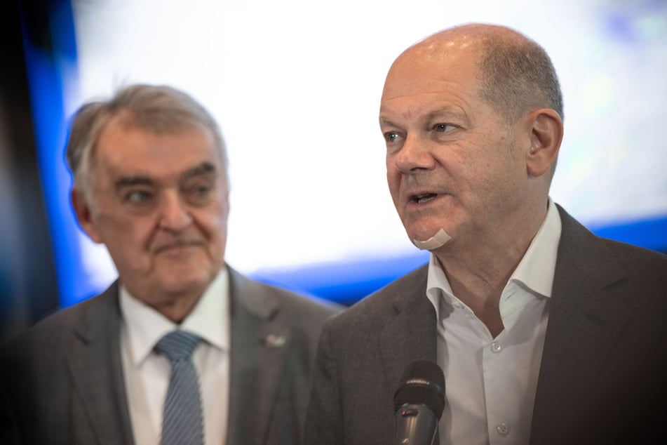 Erst die Augenklappe, dann das Pflaster: Was ist Olaf Scholz hier passiert?