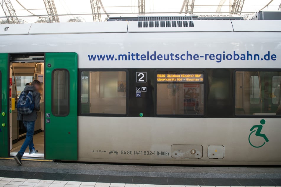 Der Bummelzug (RB 30) klappert alle Unterwegshalte zwischen Dresden und Chemnitz ab.