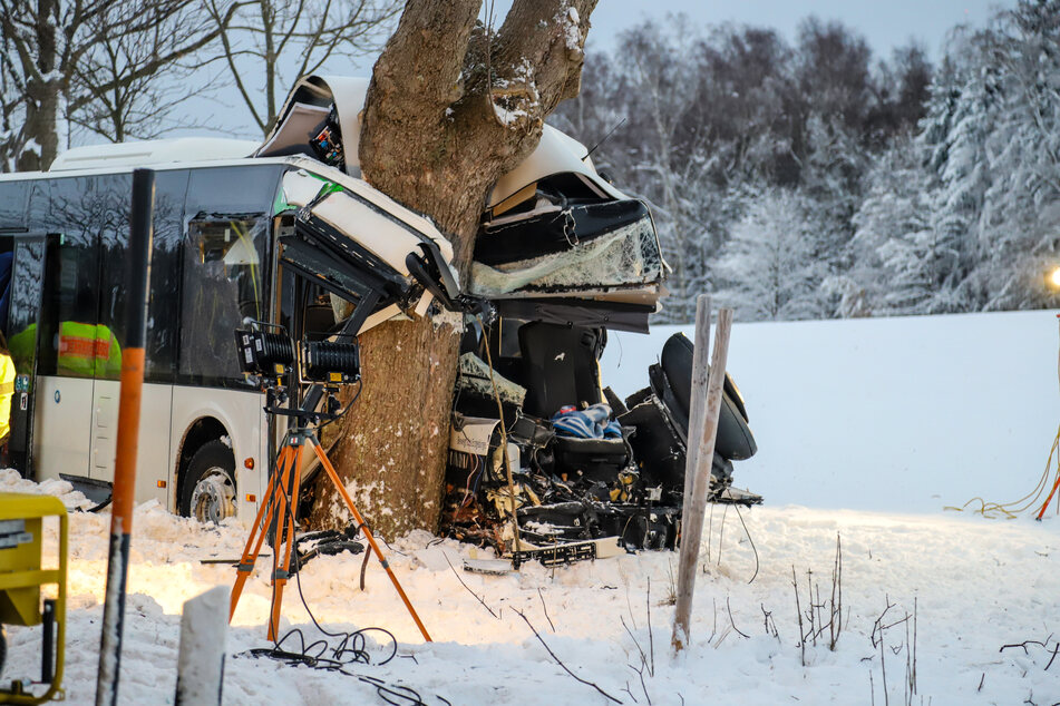 Am Dienstagmorgen geschah der schreckliche Busunfall im Erzgebirge: Ein Schüler (†10) verlor dabei sein Leben.