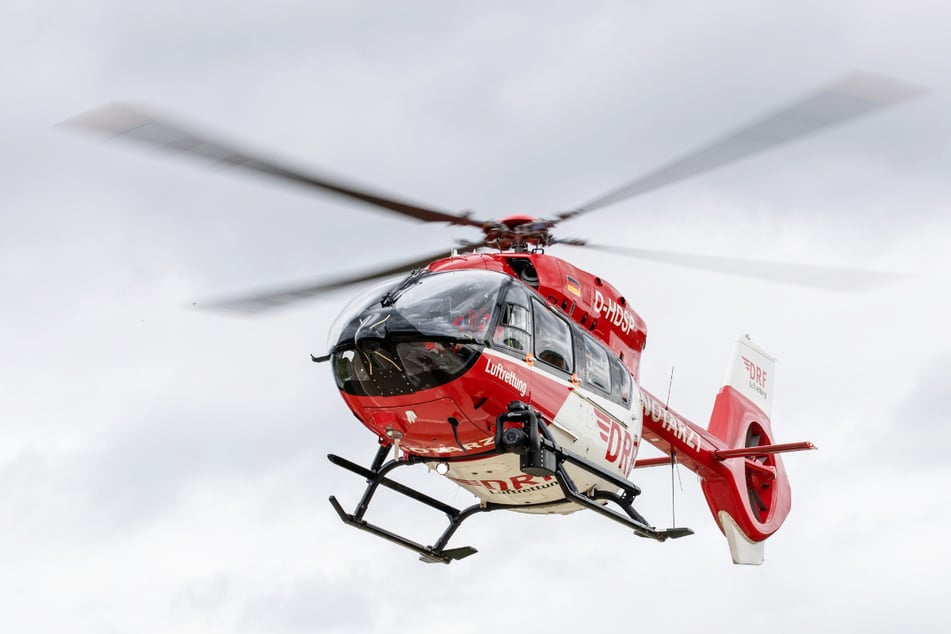 Ein Rettungshubschrauber brachte den lebensgefährlich verletzten Autofahrer in eine Klinik. (Symbolbild)