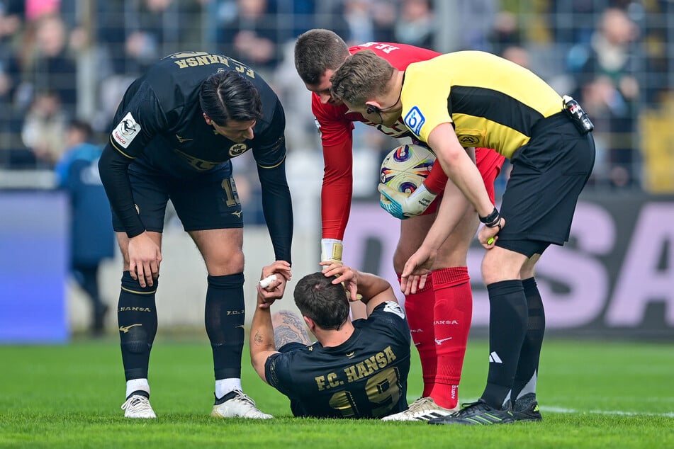 Hansa Jan Mejdr (30, liegend) hält sich den Kopf. Nach dem Naderi-Verkauf ist Hansa hart auf den Boden der Tatsachen aufgeschlagen.