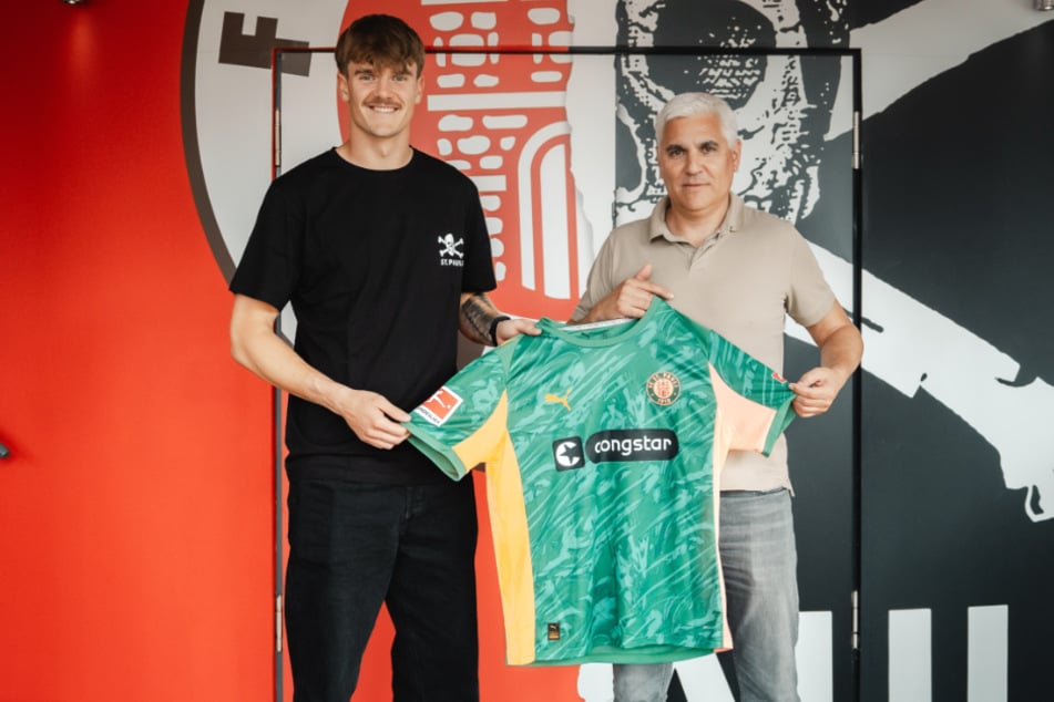 St.-Pauli-Sportchef Andreas Bornemann (53, r.) präsentiert Neuzugang Simon Spari (23).