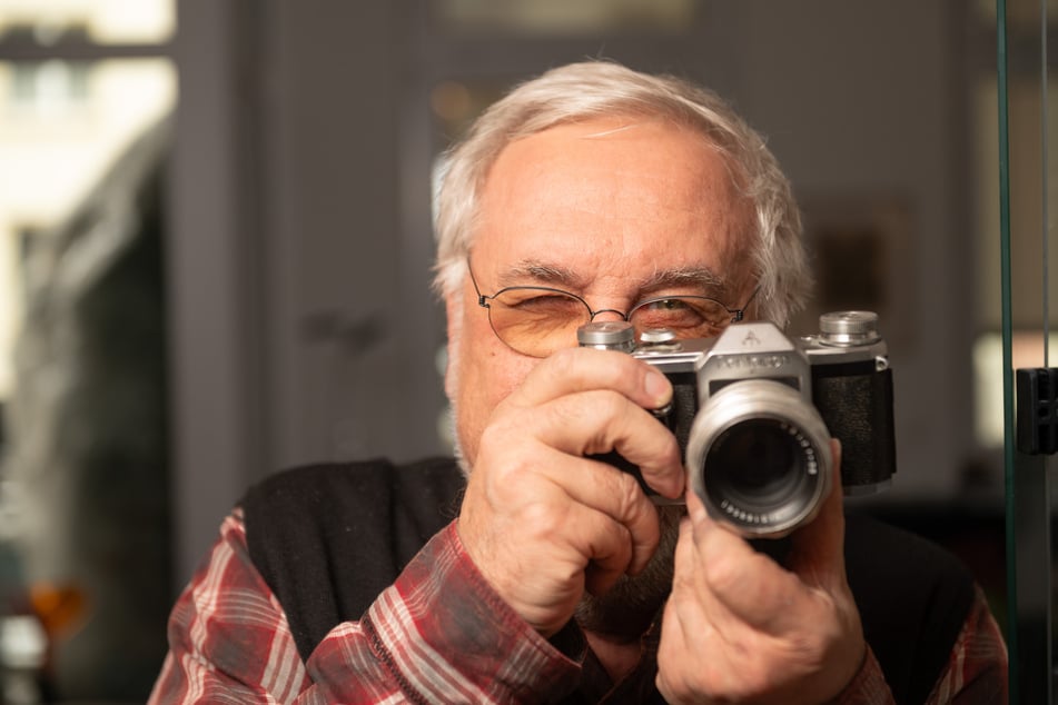 Unruheständler Michael Schreiber (70) mit seiner ersten Kamera vom Dresdner Hersteller Pentacon.