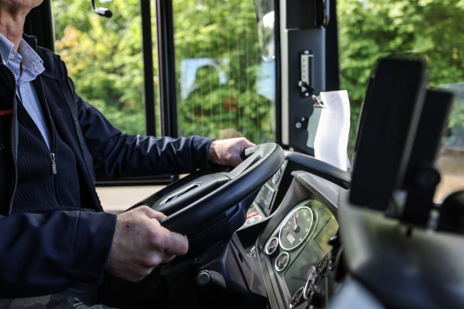 Am Steuer verlor der Fahrer plötzlich die Kontrolle über den voll besetzten Bus. (Symbolbild)