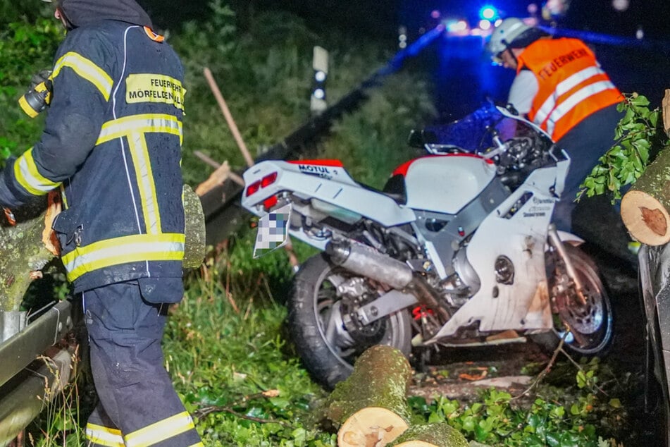 Ein 19-jähriger Motorradfahrer wurde auf der B44 von demselben Baum getroffen, der auch einen Mercedes stark beschädigte.
