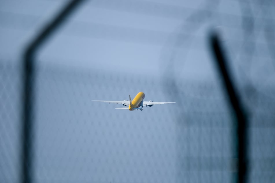 Eine DHL-Maschine sollte eigentlich am Samstagmorgen nach Tel Aviv fliegen. (Archivfoto)