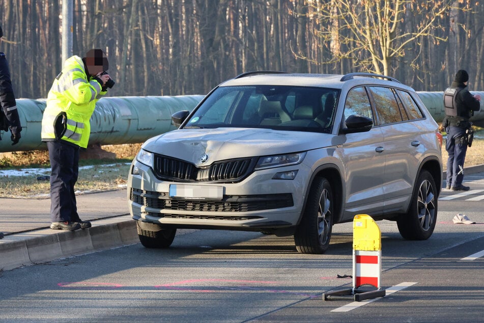 Schwerer Unfall auf der Wolgograder Allee in Chemnitz: Dieser Škoda erfasste am Donnerstagmorgen eine Person.