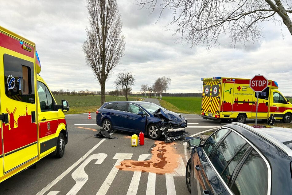 Die Autos wurden schwer beschädigt, zwei Beteiligte erlitten bei dem Crash Verletzungen.