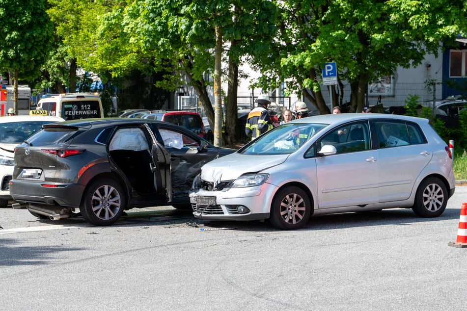 In Hamburg sind am Mittwochvormittag ein Mazda, ein VW und ein Taxi miteinander kollidiert. Zwei Personen wurden dabei verletzt.
