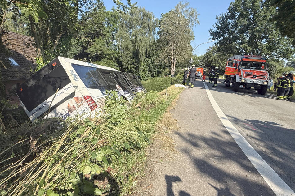 Der Linienbus wurde erst langsamer und rutschte dann in einen Graben.