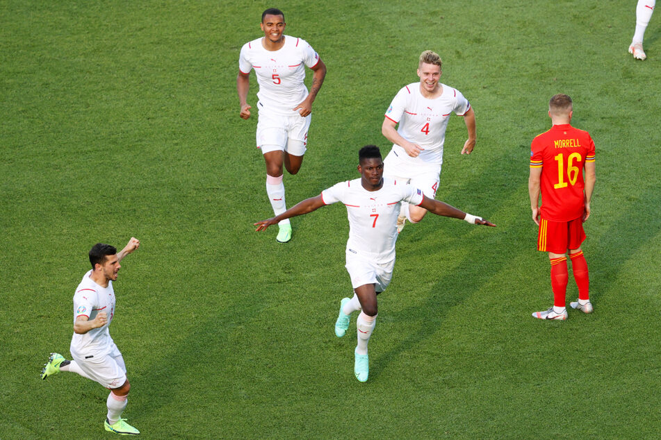 Breel Embolo (M.) bejubelt seinen Führungstreffer!