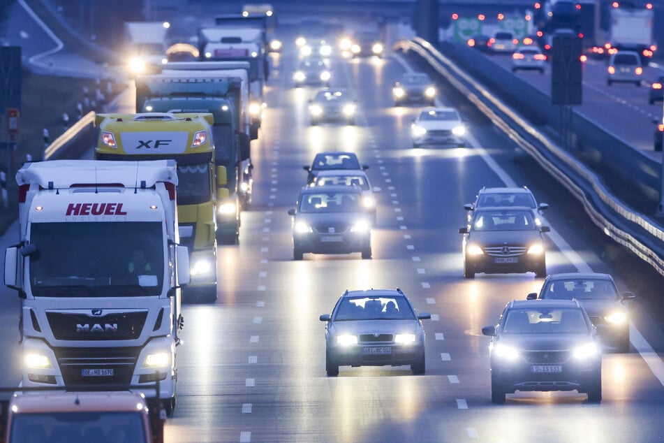 Unfall A14: Hunderte Liter Diesel auf Autobahn: A14 nach Reifenplatzer voll gesperrt!