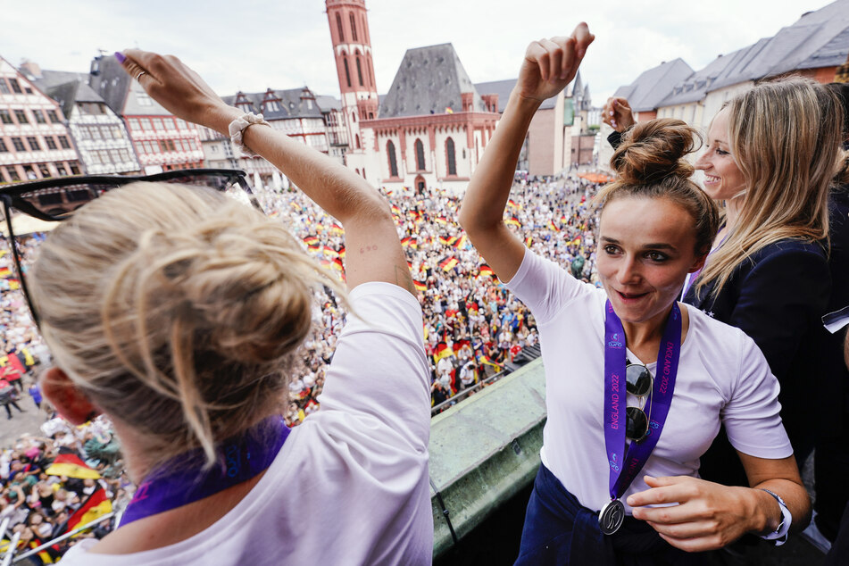 Die DFB-Damen - hier Laura Freigang (l) und Lina Magull im Vordergrund - feiern auf dem Frankfurter Römer mit Tausenden Fans.