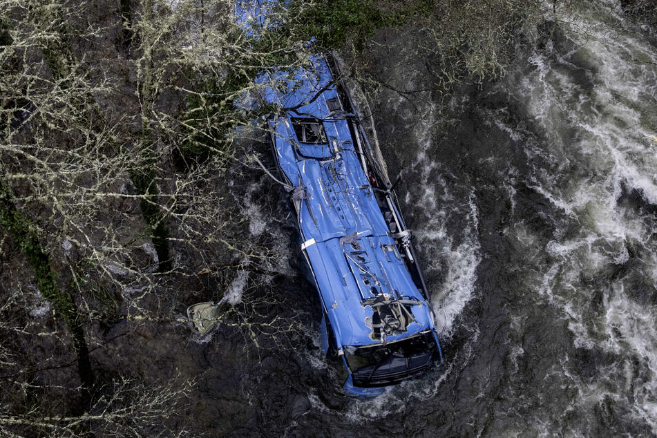 Der Bus stürzte von einer Brücke in den Fluss Lérez.