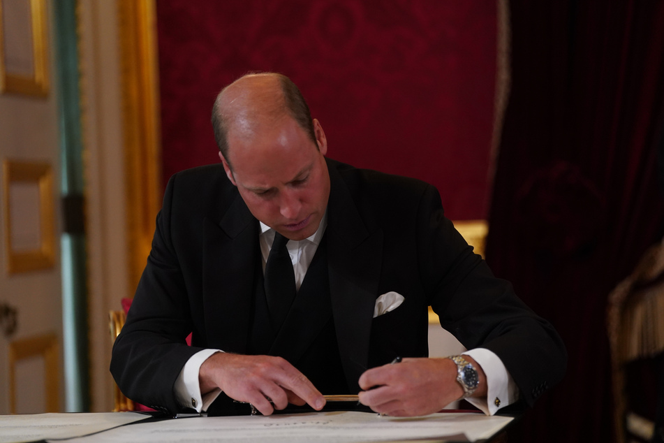 Prinz William (40) war der Erste, der die Proklamation unterzeichnete.