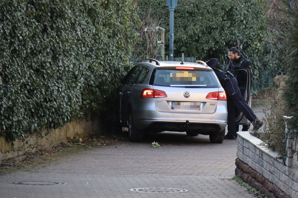 Der Wagen war nicht mehr fahrbereit, weshalb der Mann ihn schob.