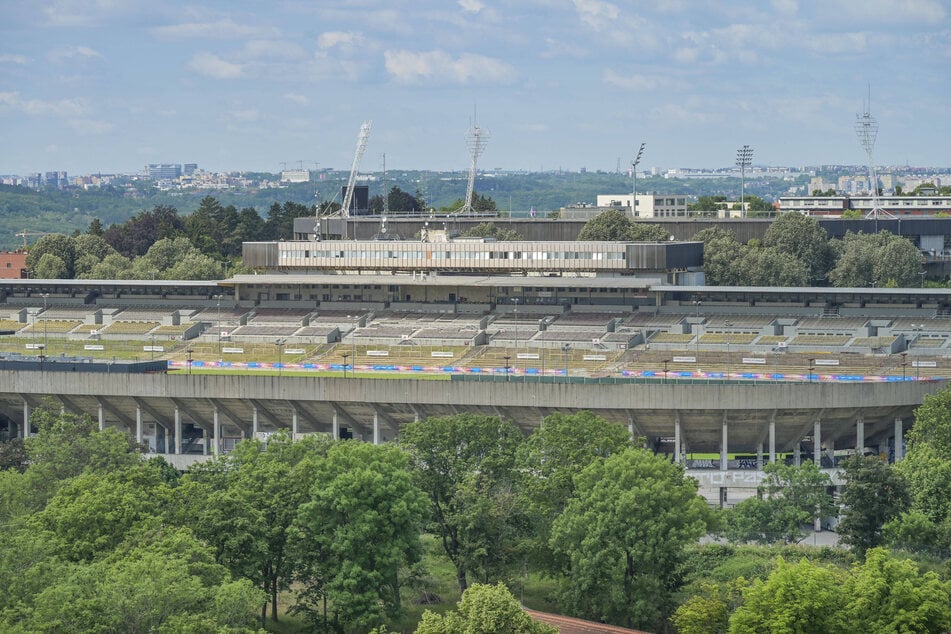 Mit bis zu 250.000 Zuschauern galt das Strahov-Stadion einst als das größte seiner Art. Heutzutage beherbergt es die Geschäftsstelle von Sparta Prag sowie acht Fußballplätze.