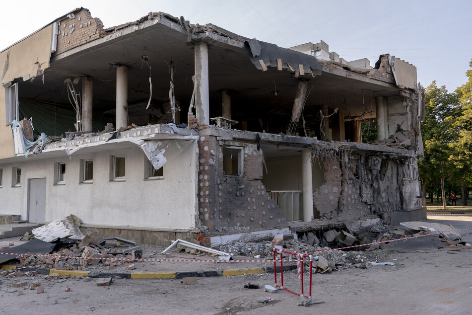 Ein Gebäude in Charkiw ist nach einem Raketenangriff des russischen Militärs schwer beschädigt.