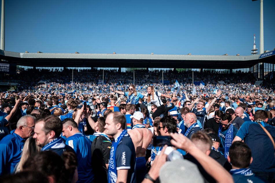 Ein Bild der Erleichterung: Die VfL-Fans strömten nach Spielschluss vor Glück auf den Platz des Vonovia Ruhrstadions.