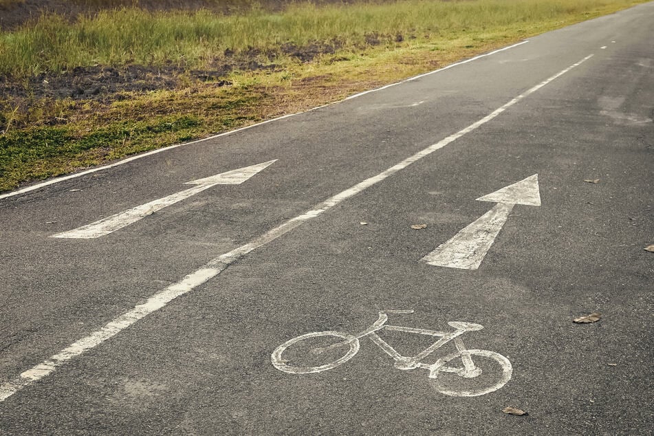 Laut ersten Ermittlungen der Polizei war der Mann offenbar auf dem Radweg gestürzt. (Symbolfoto)