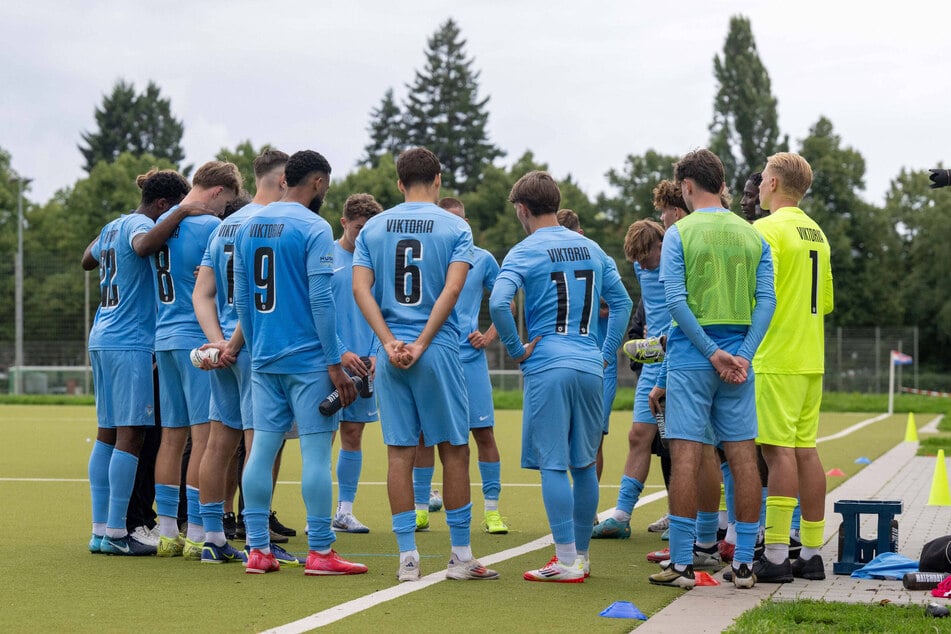 Hängende Köpfe bei Viktoria Berlin. Der Regionalliga-Absteiger hat den Saisonstart eine Liga tiefer gründlich in den Sand gesetzt.