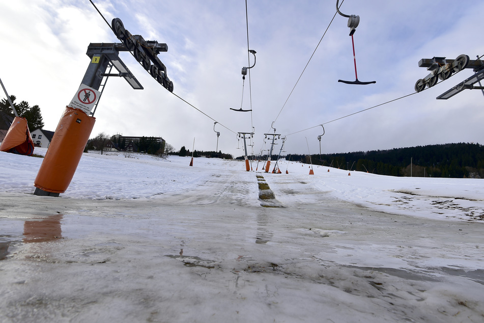 Tauwetter macht den Schneefans im Erzgebirge einen Strich durch die Rechnung.