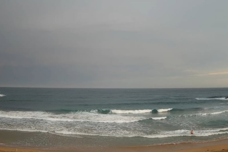 Nach einigen Stunden waren die Wellen so stark und die Wolken so dicht, dass die Besucher den Strand verließen.