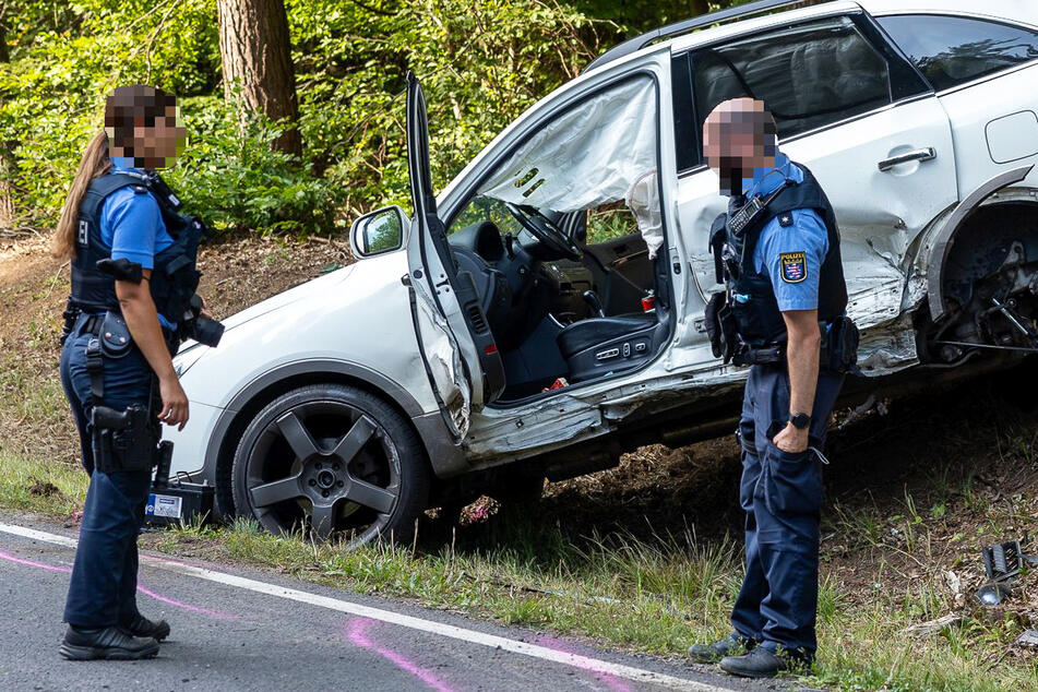 Der Hyundai war bei dem Zusammenstoß mit fünf Personen besetzt, zwei davon (acht und 16 Jahre alt) wurden leicht verletzt.