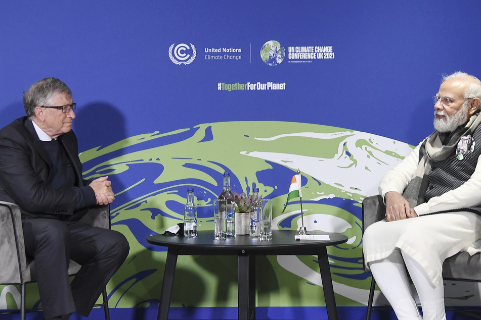 Bill Gates (66,l.), Microsoft-Gründer, und Narendra Modi (71), Premierminister von Indien, unterhalten sich während eines bilateralen Treffens am Rande des UN-Klimagipfels COP26 im Glasgow Science Centre.