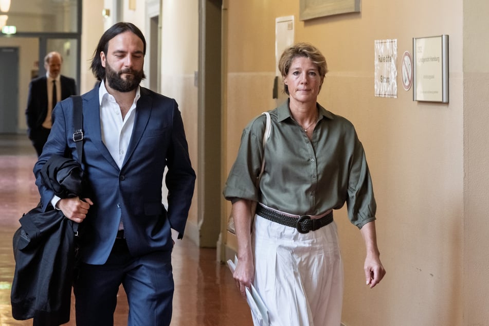 Christina Block (53) mit ihrem Anwalt Ingo Bott (43, l.). Der Steakhouse-Erbin wird vorgeworfen, die Entführung ihrer beiden jüngsten Kinder in Auftrag gegeben zu haben.