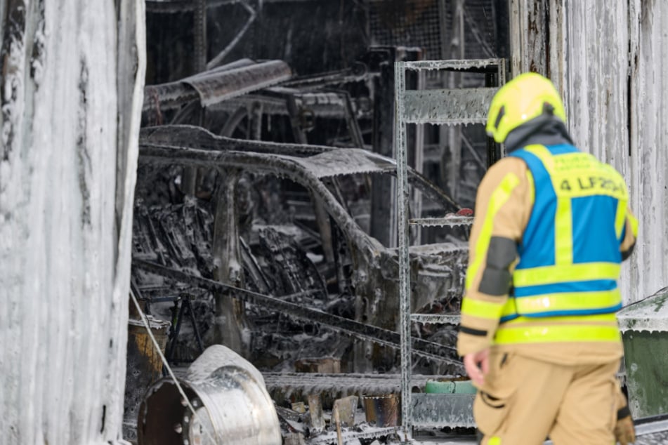 Zwei Personen wurden infolge der Explosion schwer verletzt.