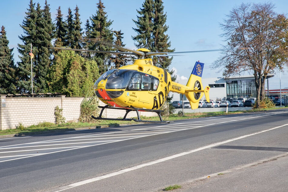 Ein Rettungshubschrauber war vor Ort, um den Verletzten in eine Klinik zu bringen.