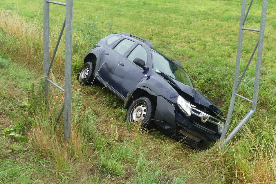 Nach einem Unfall in der Altmark war ein Dacia im Straßengraben gelandet.