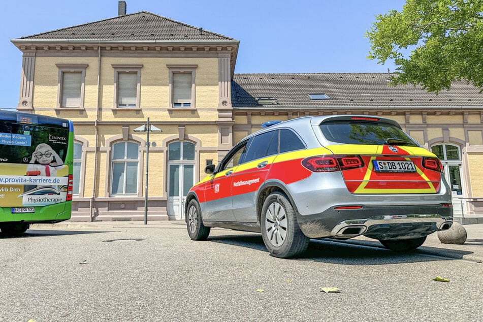 Die Einsatzkräfte sicherten am Mittag die Gleise ab.