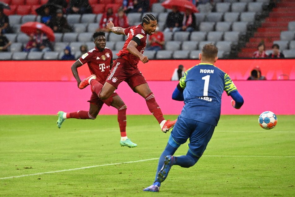 Serge Gnabry (2.v.l.) traf gegen den 1. FC Köln zweifach für den FC Bayern München. Sein zweiter Treffer des Abends war dabei spielentscheidend.